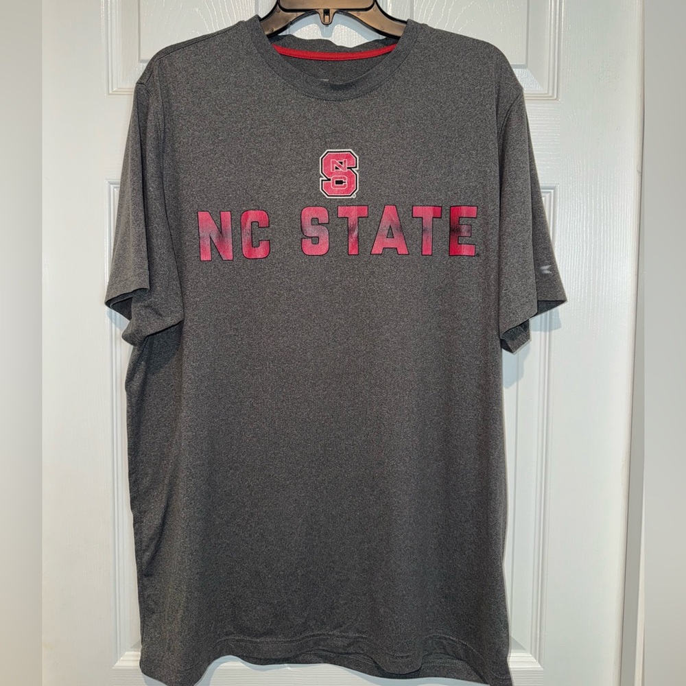 Colosseum Gray and Red NC State Short Sleeve Tee. Size L